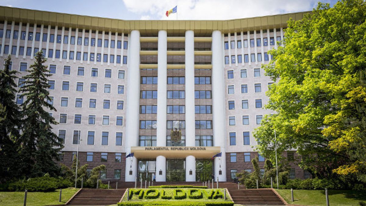 Numiri și demisii la Guvern. Un șir de noi secretari de stat au fost puși în funcție. Moldova va avea un nou ambasador în România