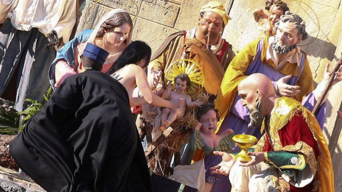 O activistă Femen a încercat să fure statuia lui Isus din scena Naşterii de la Vatican