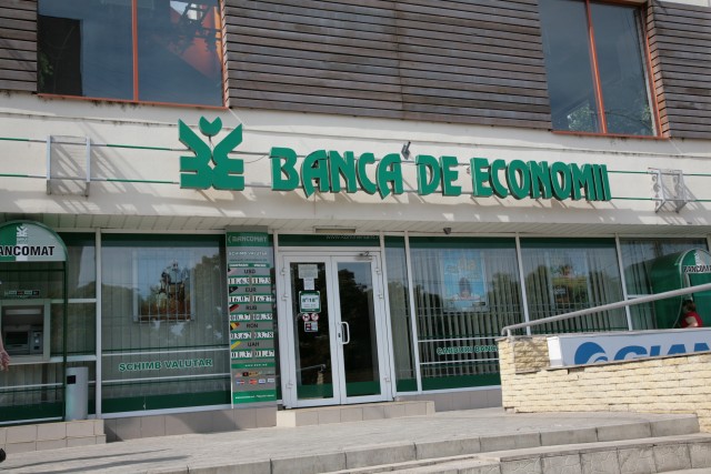 O altă bancă din Moldova a vândut un pachet important de acțiuni