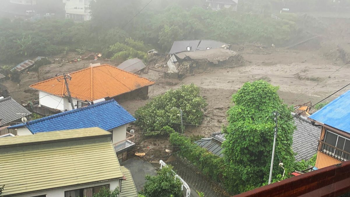 O alunecare de teren a înghițit case și mașini în Japonia. Cel puțin 20 de oameni sunt dispăruți (FOTO)