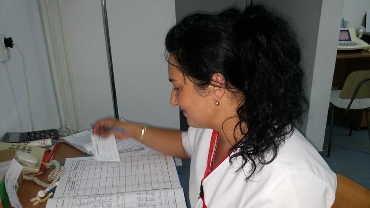 O asistentă medicală din România, blamată de vecini că lucrează la spitalul de boli infecțioase. I-au aruncat clor peste ușă