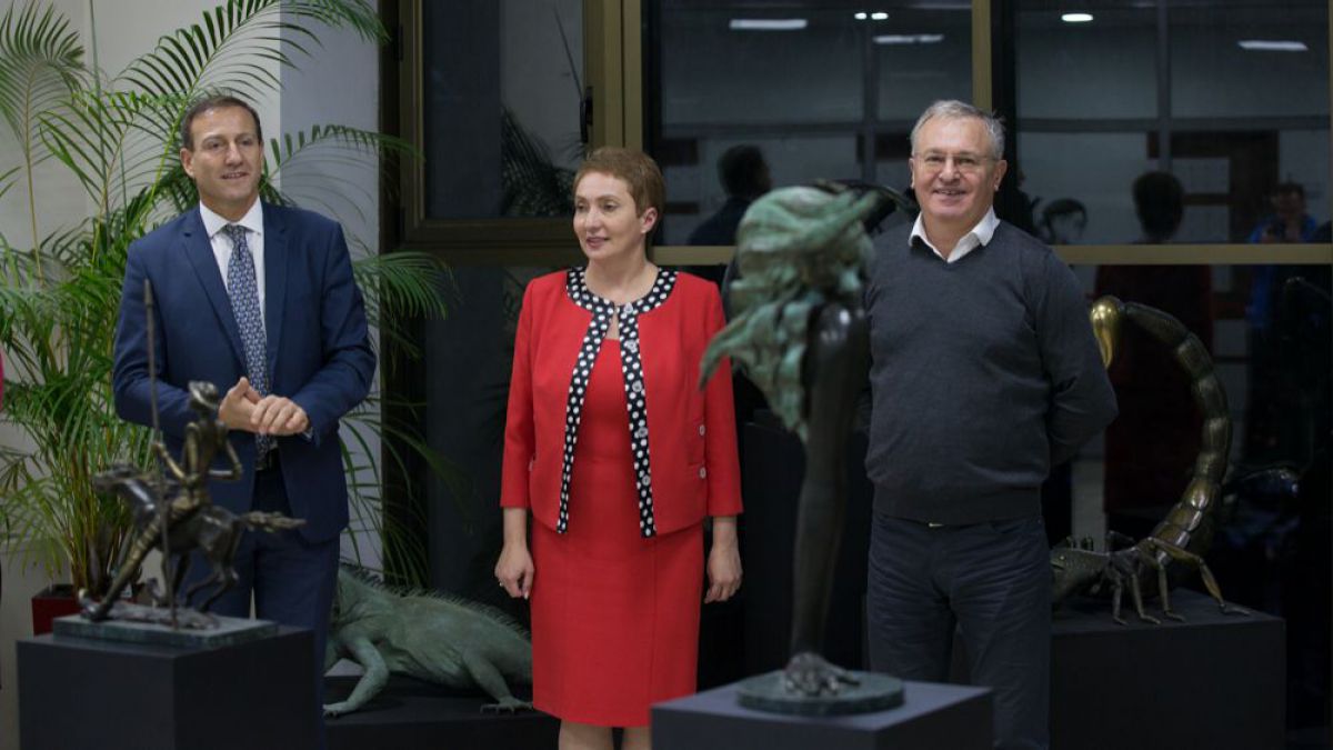 O bancă se transformă în galerie de artă