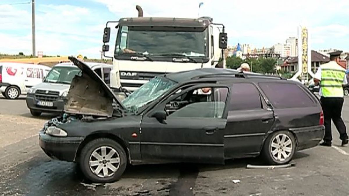 O betonieră s-a izbit într-o mașină la ieșirea din Chișinău