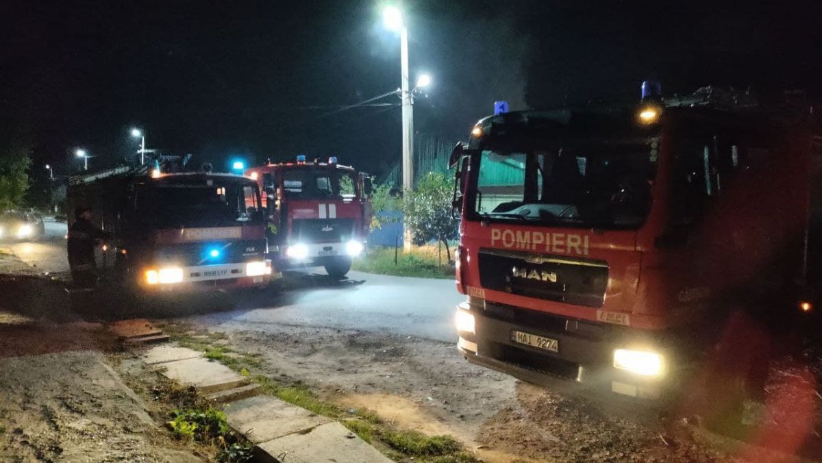 O casă de locuit din orașul Căușeni, cuprinsă de flăcări în această noapte. Focul a distrus acoperișul, în proporție de 50%