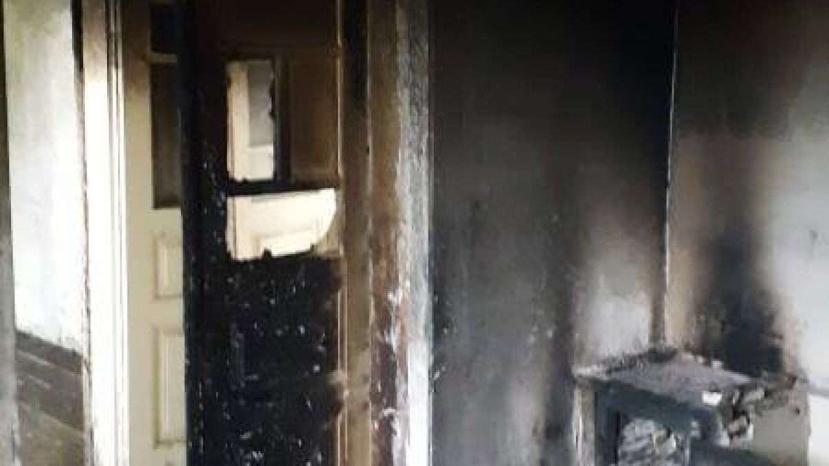 O casă de locuit din orașul Strășeni a luat foc. O femeie de 65 de ani, salvată din ghearele morții (FOTO)