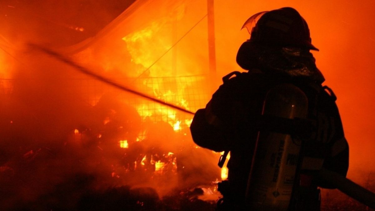 O casă din raionul Hîncești a fost cuprinsă de flăcări. Proprietarul locuinței a murit în urma incendiului