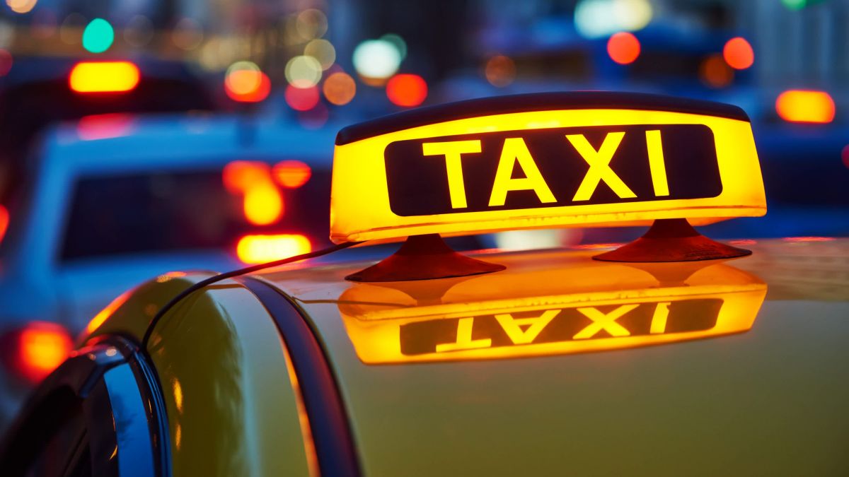 O companie de taxi din capitală, amendată cu 75.000 de lei pentru livrare de produse. Ce spune poliția
