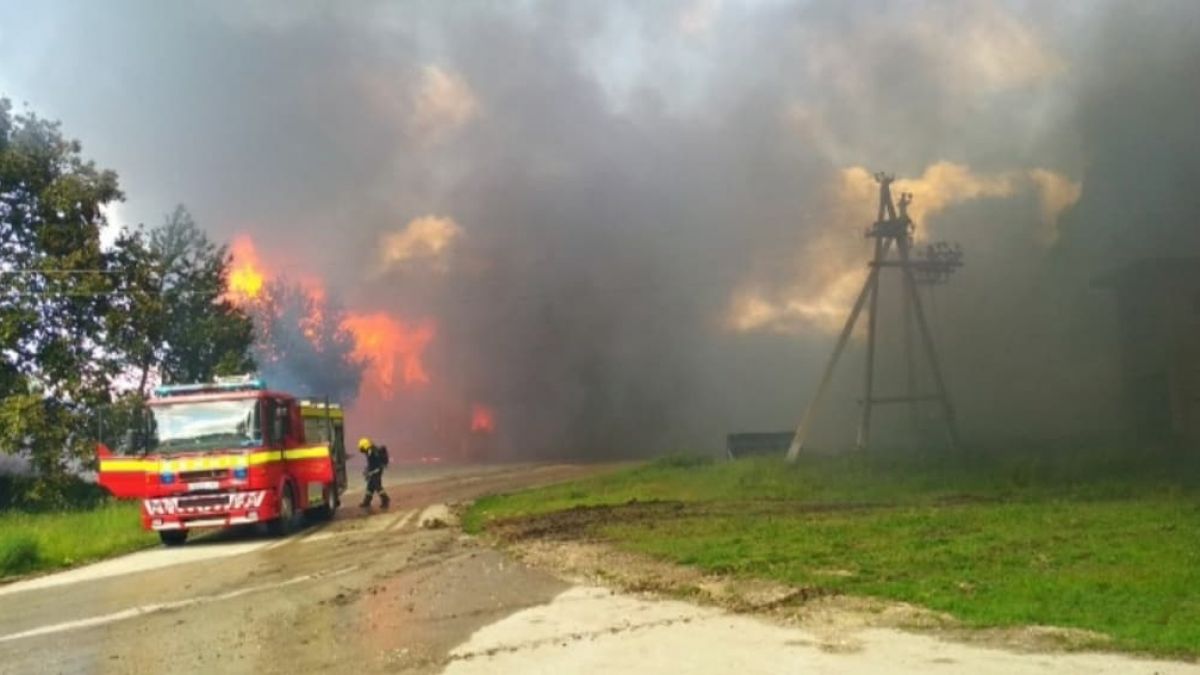 O construcție frigorifică, cuprinsă de flăcări. Cinci echipaje de pompieri au intervenit (FOTO)