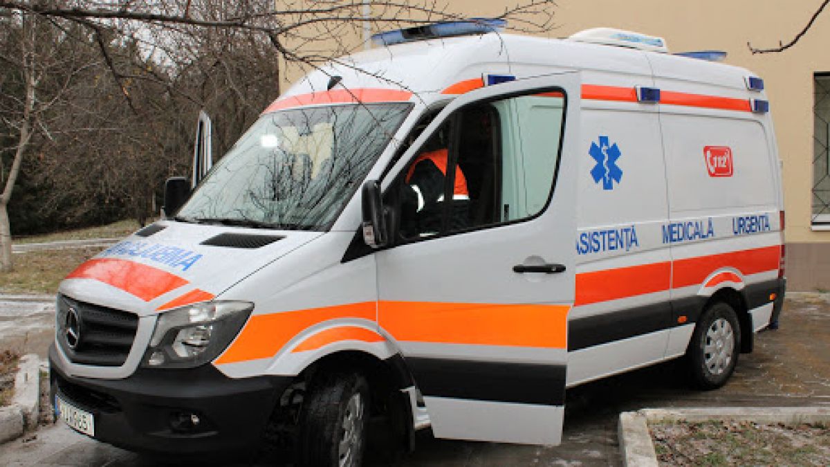 O copilă de 11 ani din Bălți, lovită de o ambulanță pe trecerea de pietoni 