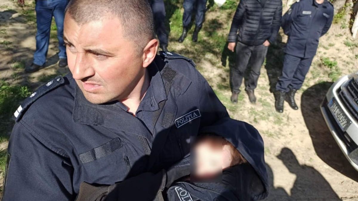 O copilă de doi ani a fost găsită în pădure după o noapte de căutări. Poliția: „Mama și buneii erau în stare de ebrietate”