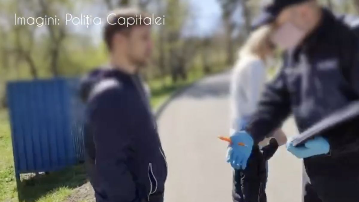 O familie s-a luat la harță cu poliția, după ce a refuzat să părăsească parcul. Un bărbat, luat pe sus de oamenii legii (VIDEO)