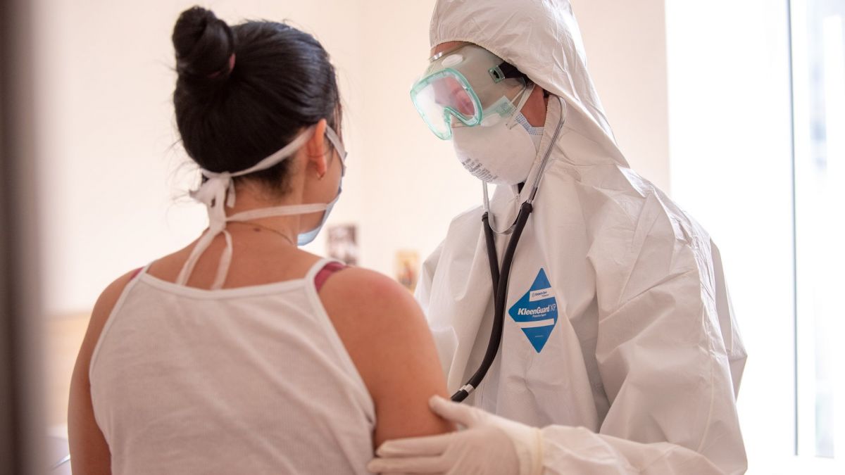 O fată de 17 ani, infectată cu noul coronavirus, a fugit de la spital. Poliția o caută