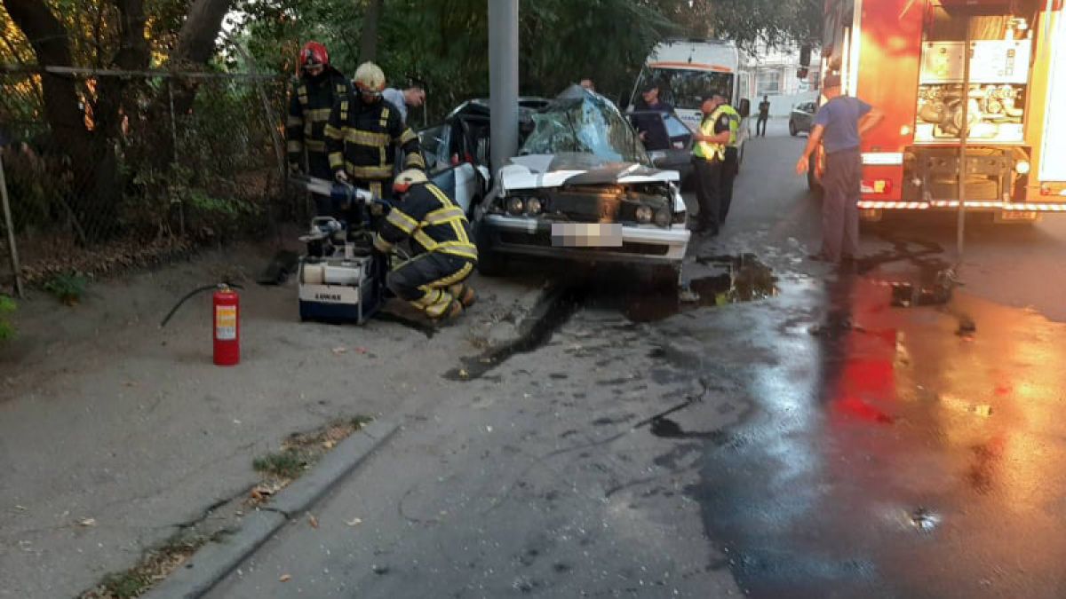 O femeie, blocată între fiarele unei mașini, salvată de pompieri (FOTO)