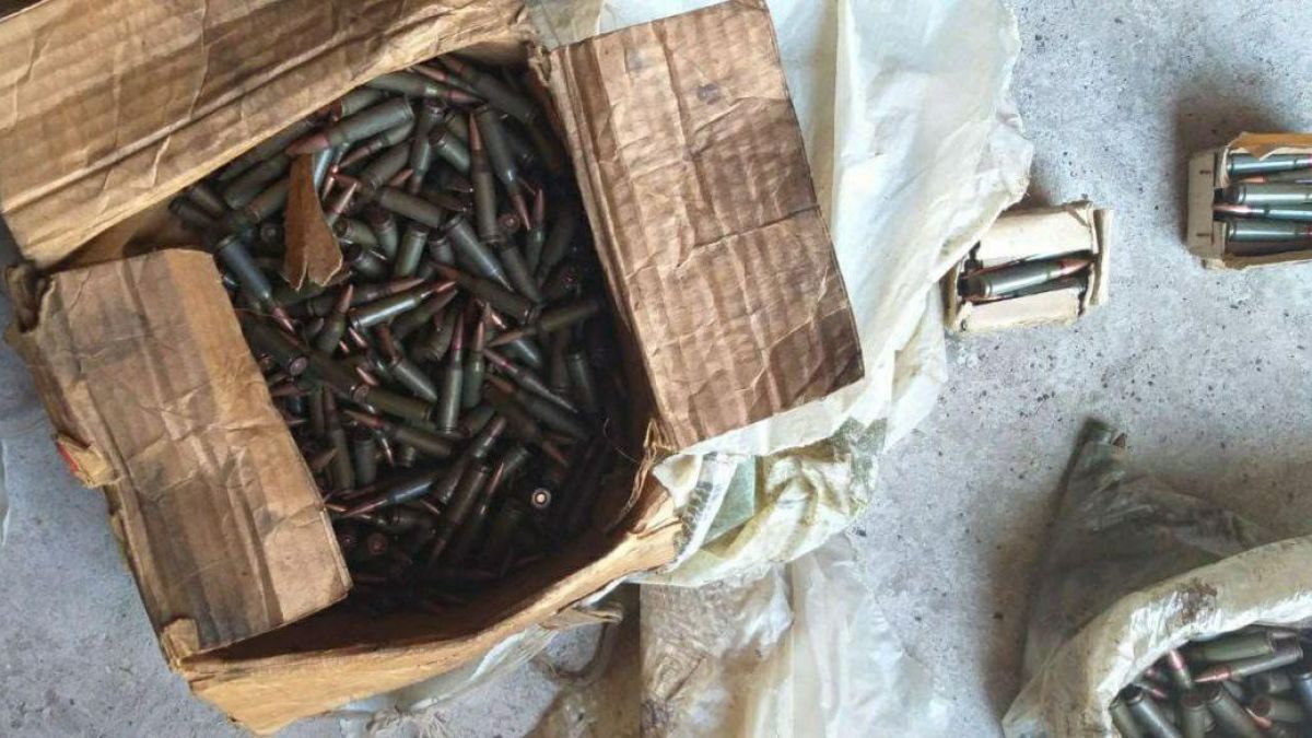 O femeie din Căușeni ținea muniții în podul casei. Poliția a ridicat și două grenade