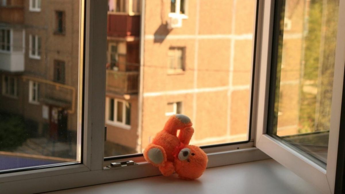 O fetiță de doi ani a căzut de la etajul cinci, dar a scăpat ca prin minune. Cazul a avut loc la Ungheni