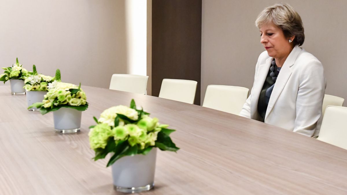 O fotografie cu Theresa May la Bruxelles a devenit virală și țintă a glumelor pe internet