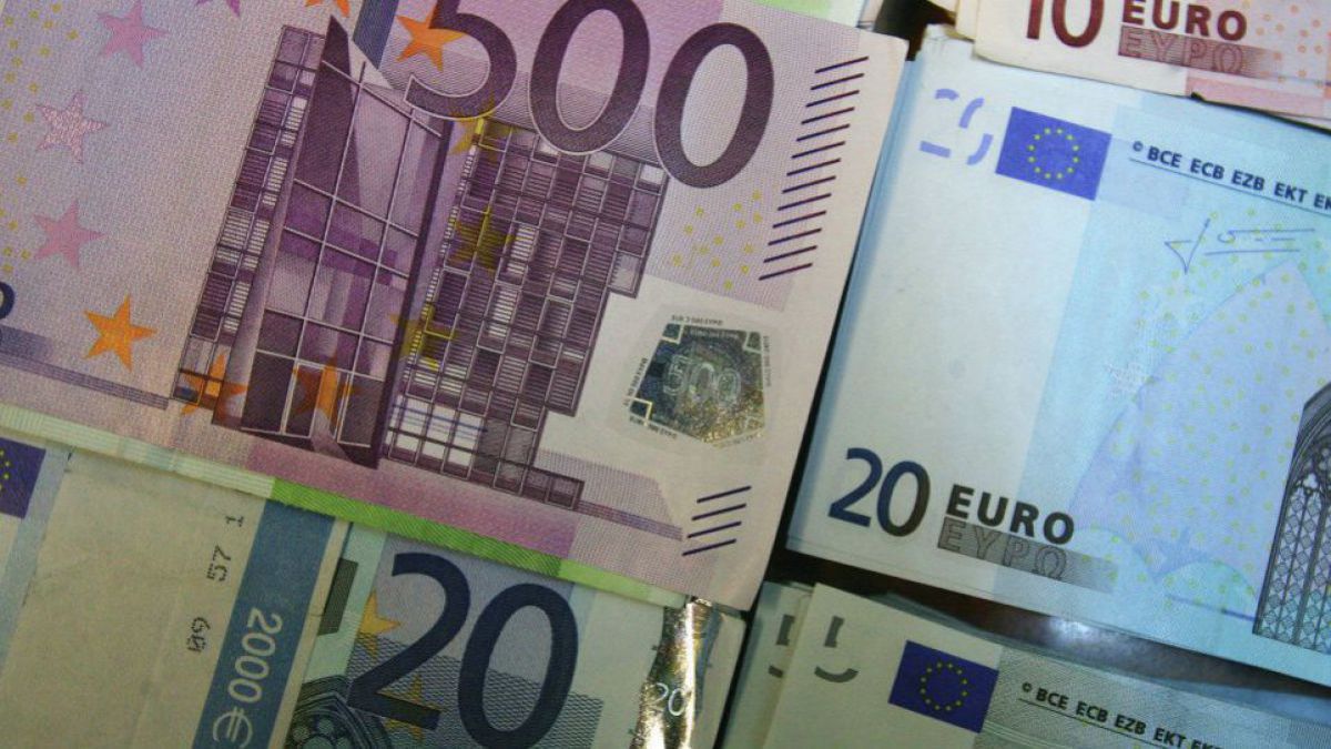 O funcționară, un fost polițist și un avocat ar fi extorcat 6000 de euro pentru a influența o instanță