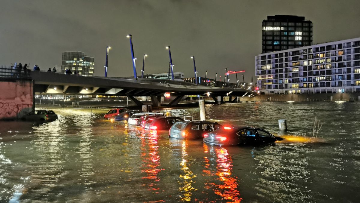 O furtună puternică a lovit nordul Germaniei, vântul are forța unui uragan (FOTO)