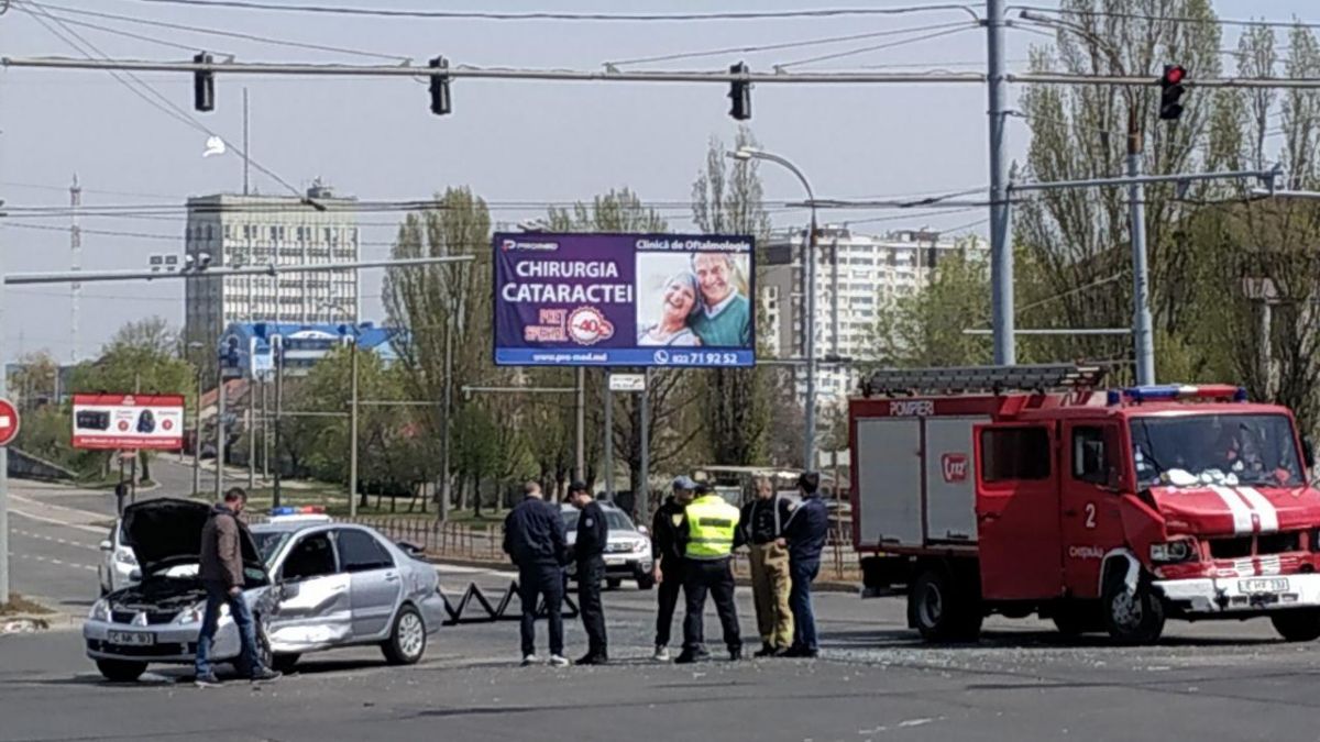O mașină a pompierilor, care se deplasa cu girofarul aprins, a fost implicată într-un accident 