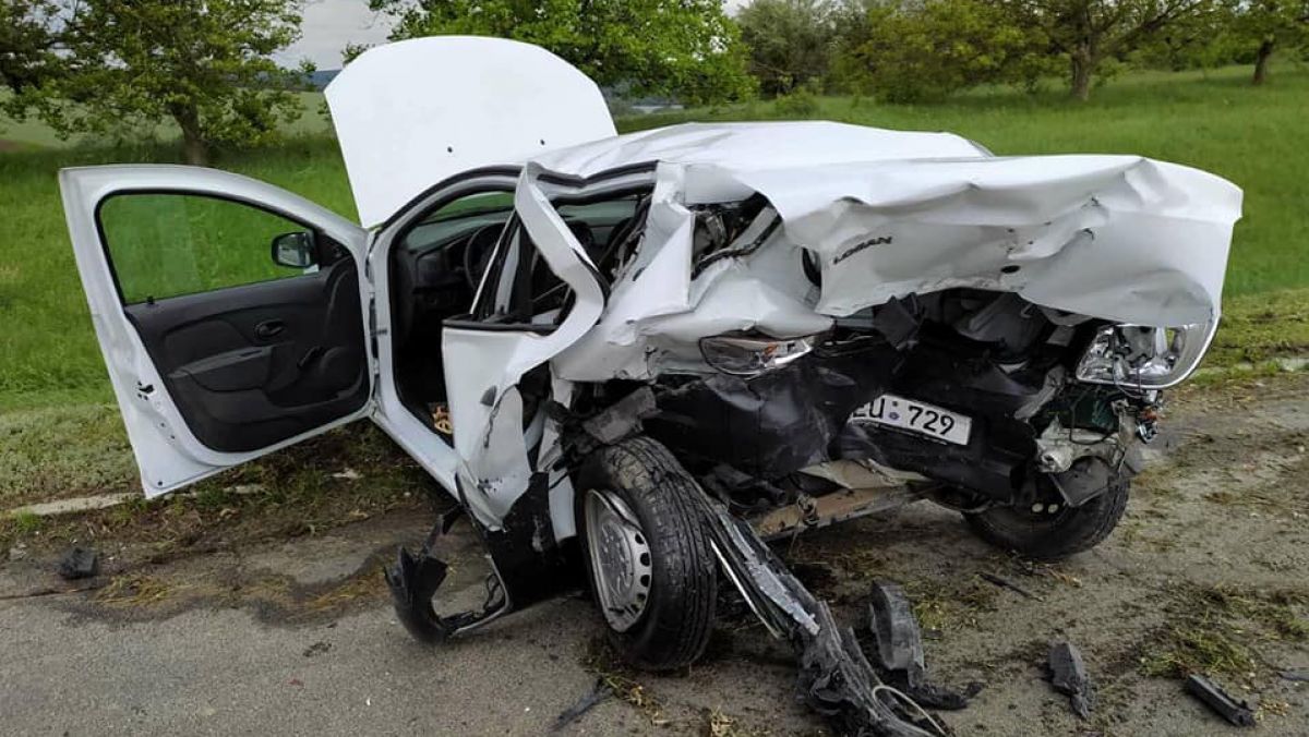 O mașină de poliție, tamponată de un Mercedes. Polițistul, transportat de urgență la spital (FOTO)