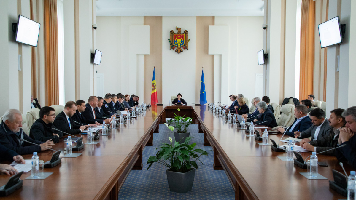 O nouă decizie CSE: Pe perioada stării de urgență, nu vor putea fi suspendate actele de numire și eliberare din funcție a demnitarilor publici