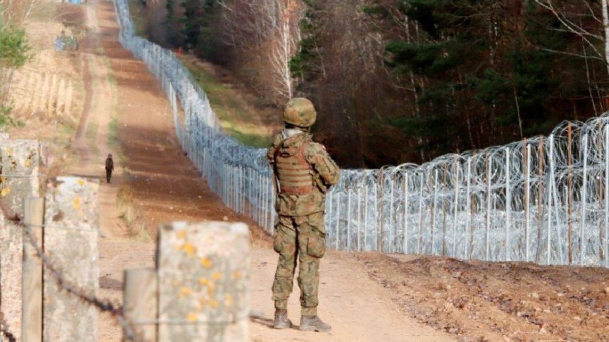 O nouă încercare de a opri fluxul de migranți: Polonia construiește la granița cu Belarus un zid de aproape șase metri înălțime
