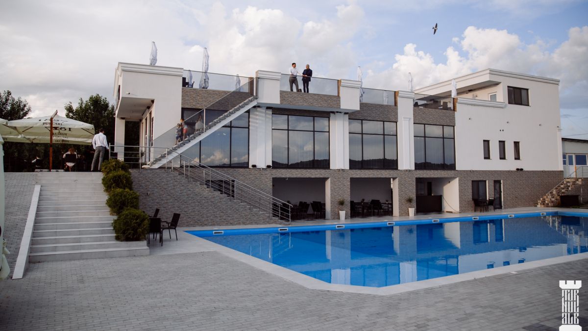 O nouă piscină și bar pe acoperiș, la Turnul Alb - relaxare de nota 10!