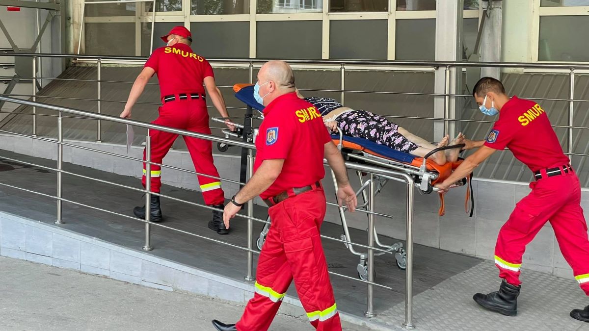 O pacientă traumată într-un accident produs la Odessa a fost adusă în R. Moldova prin intermediul echipajului terestru SMURD (FOTO/VIDEO)