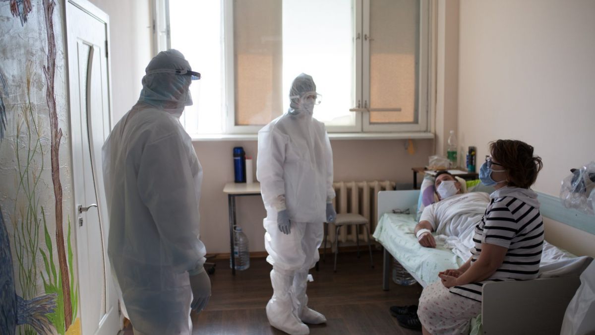 O perioadă de autoizolare mai scurtă, preparate noi și testare obligatorie pentru mai multe categorii de pacienți. Noile modificări în Protocolul provizoriu COVID-19