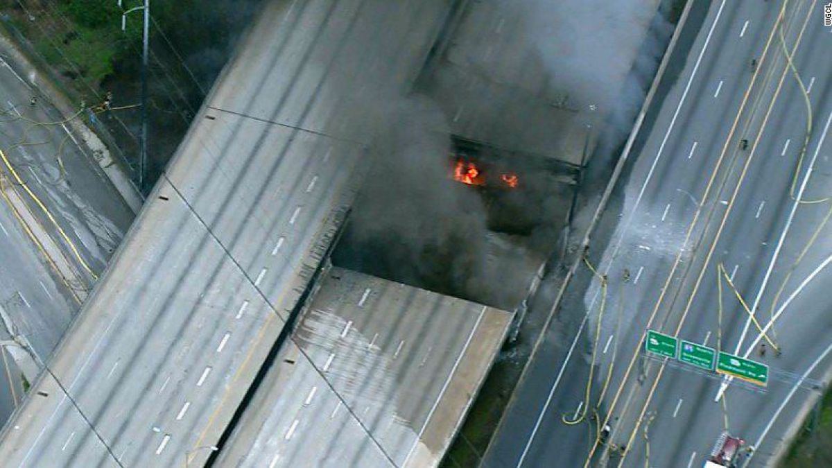O porțiune de autostradă s-a prăbușit după un incendiu în America