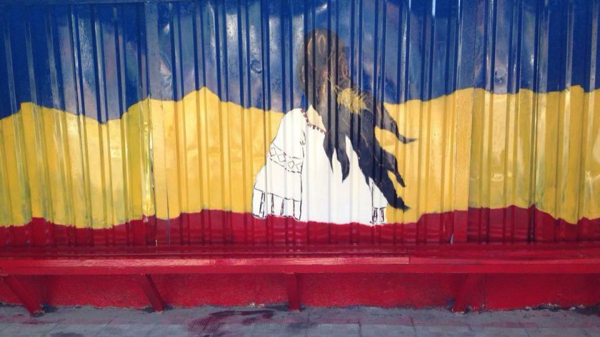 O stație din Ialoveni, decorată în tricolor și cu elemente naționale