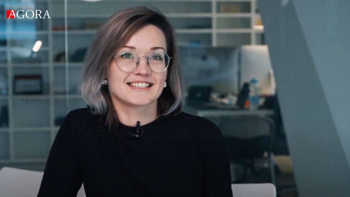 Oameni ca tine: Elena Știubei | Vân(z)ătoarea de litere (VIDEO)