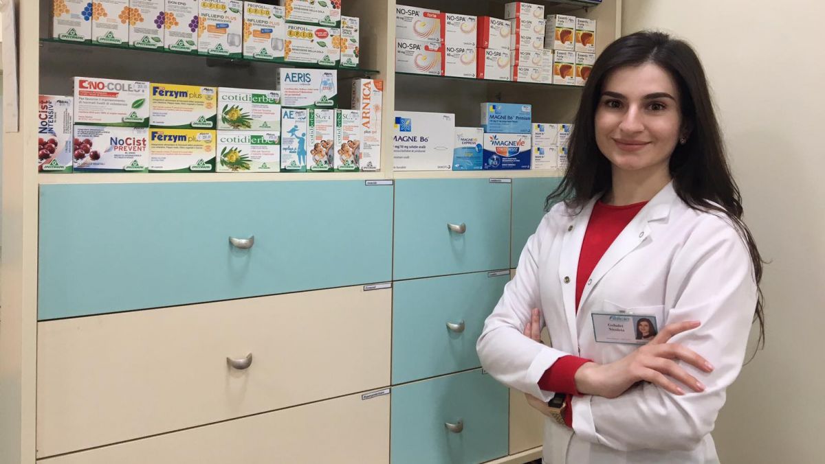 Oameni ca tine: Povestea farmacistei care, la 24 de ani, poartă la gât cheia avântului profesional  (FOTO)