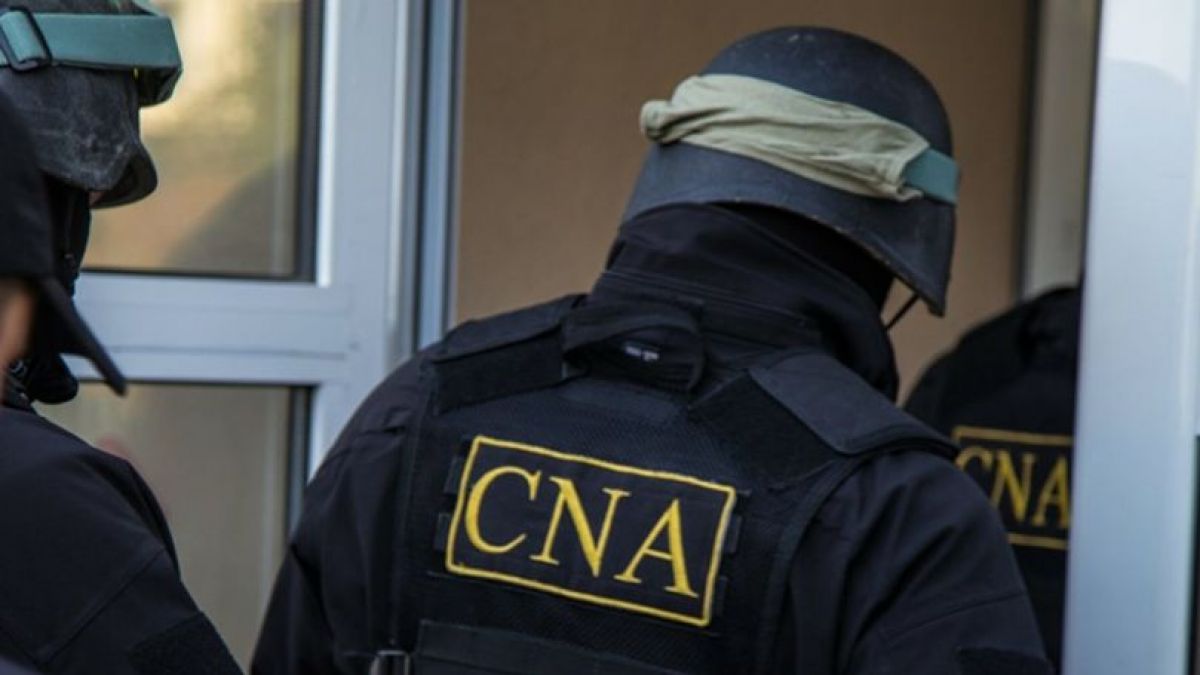 Ofițerii CNA desfășoară percheziții în dosarele de obținere ilegală a cetățeniei române