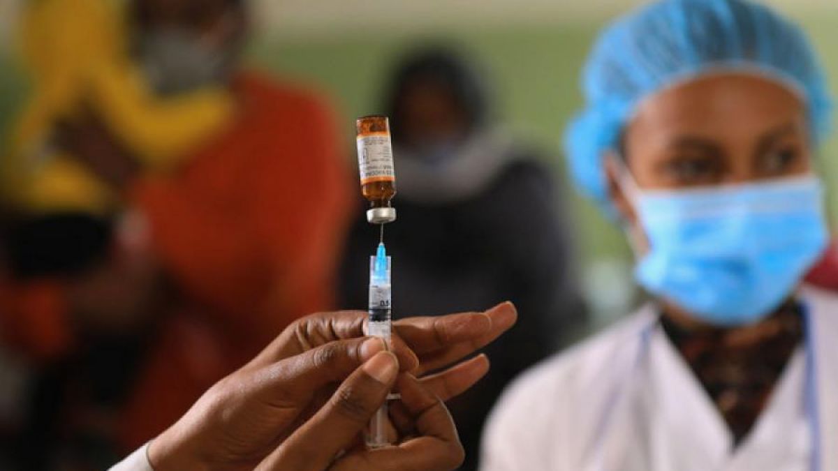OMS aprobă pentru țările din Africa primul vaccin împortiva malariei, infecția care a luat viața a 260 mii de copii în 2019