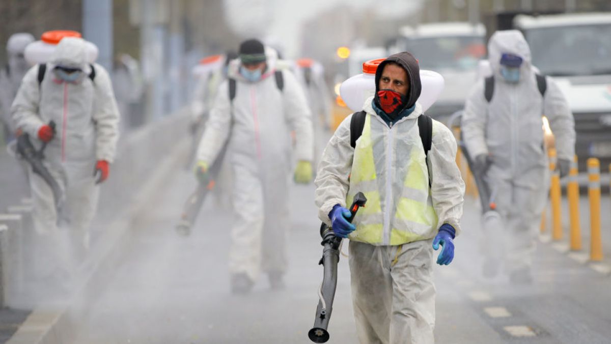 OMS avertizează: Pulverizarea de soluţii dezinfectante pe străzi, pentru neutralizarea virusului COVID-19, este ineficientă