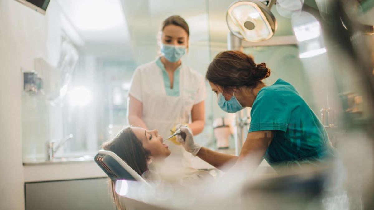 OMS recomandă amânarea vizitelor de rutină la dentist
