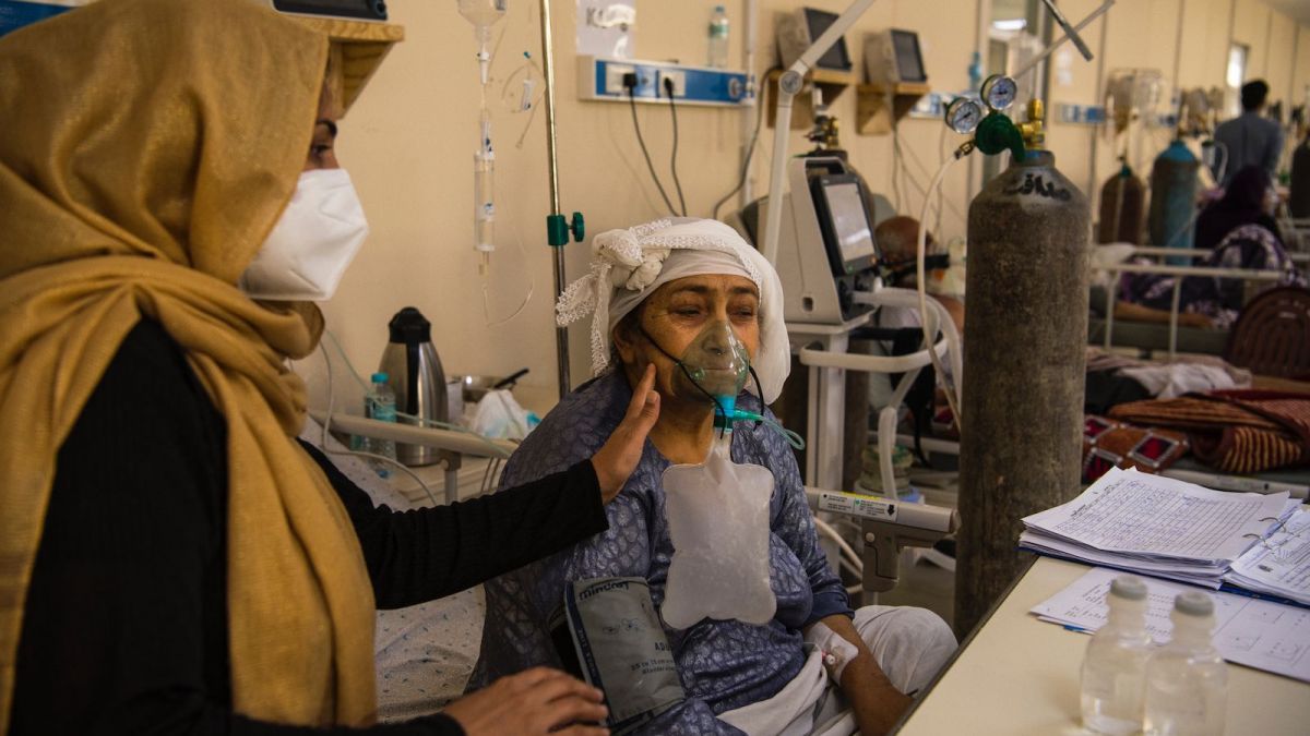 OMS se declară îngrijorată de evoluţia coronavirusului în Afganistan, după revenirea la putere a talibanilor