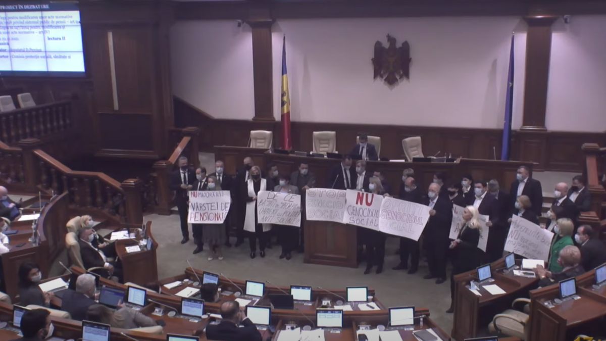 Opoziția a blocat tribuna Parlamentului înainte de a se vota proiectul privind majorarea vârstei de pensionare (FOCUS)