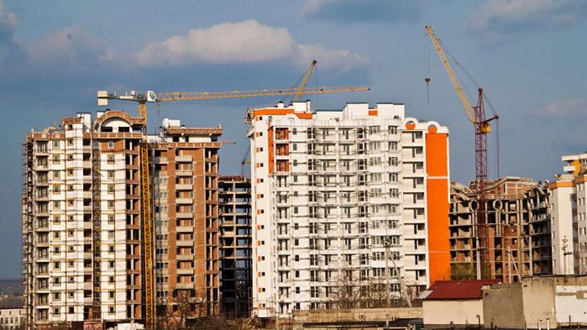 Opt angajați ai unei companii de construcții, reținuți pentru 72 de ore: Ar fi folosit contrar destinației banii pentru 70 de apartamente