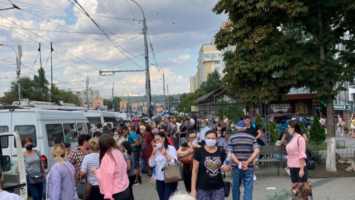 Pandemie și nu chiar: Unii moldoveni sfidează regulile și se îmbulzesc în spațiile publice (POZA ZILEI)