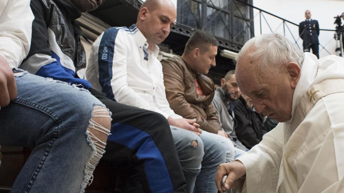 Papa Francisc a spălat picioarele unor deținuți, printre care și unul din Republica Moldova