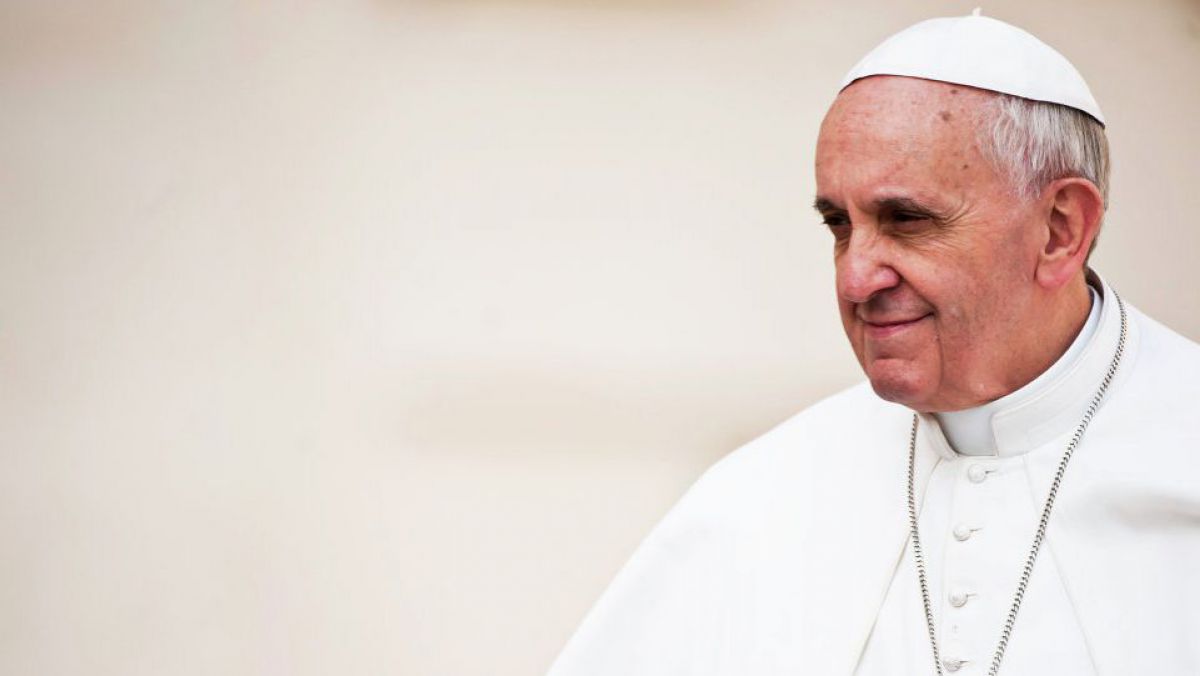 Papa Francisc: Cuplurile gay nu pot fi considerate „familii”