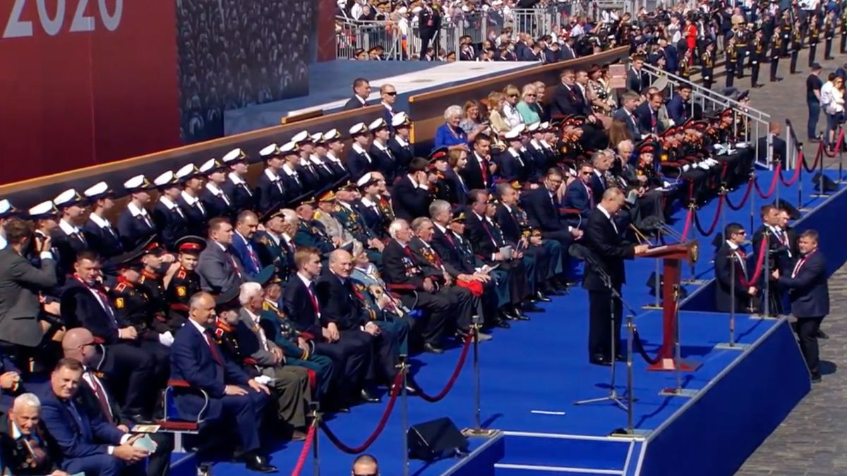 Parada de la Moscova pe timp de pandemie: Participă peste 14 mii de militari, dar fără mască. Igor Dodon, în rândul liderilor invitați, dar la distanță de Putin (FOTO)