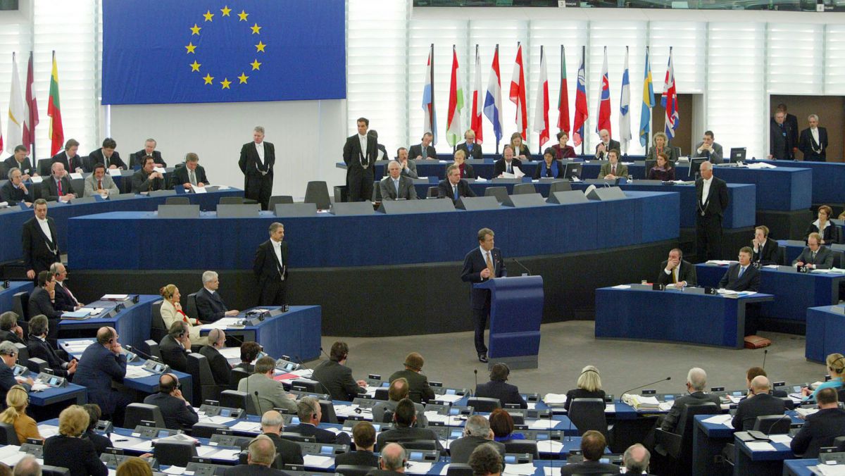 Un europarlamentar vrea să afle de unde vin banii din campania electorală a lui Dodon