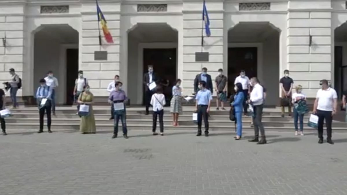 PAS a ieșit cu sacoșe „calendar” la PG. Membrii partidului protestează contra deciziei Procuraturii de neîncepere a urmăririi penale în cazul „kuliok”