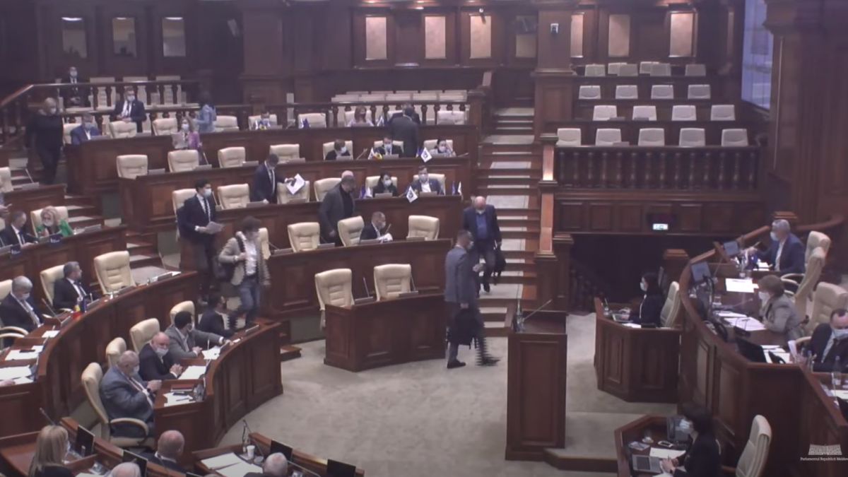 PAS părăsește sala Parlamentului, iar Platforma DA cere pauză după ce socialiștii cer examinarea declarației privid uzurparea puterii în stat de către CC