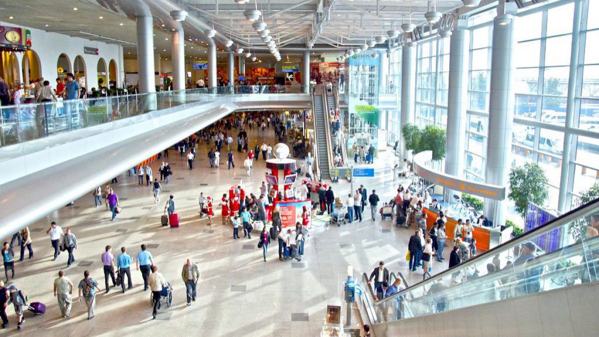 Pasagerii aeroporturilor din Moscova vor fi amendați dacă se vor așeza pe podea, vor asculta muzică fără căști și își vor schimba haina la toaletă
