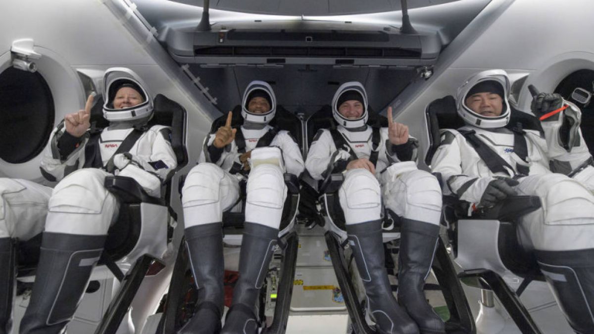 Patru astronauți de pe ISS s-au întors acasă, săvârșind prima aterizare a NASA pe timp de noapte după 53 de ani