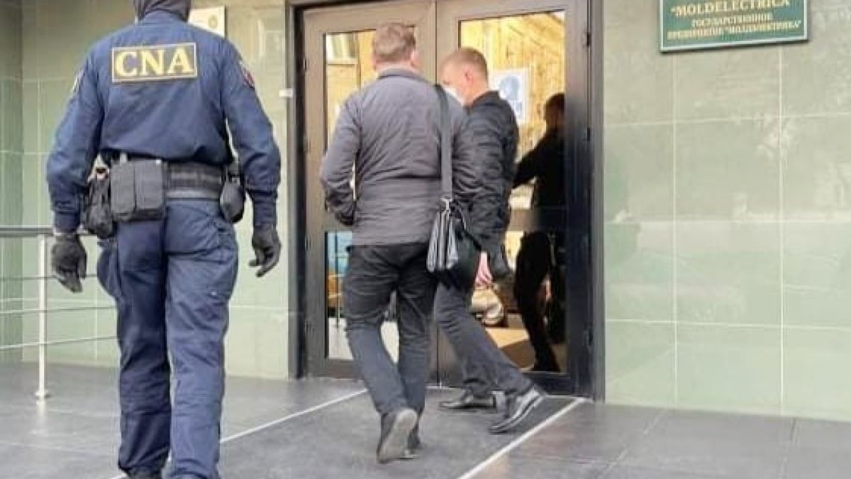Patru funcționari de la Agenția pentru Protecția Consumatorilor și Supravegherea Pieței, reținuți de CNA